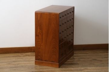 中古　希少デザイン　国産　職人手造り　欅(ケヤキ)材　引き出し32杯!　前面の美しい杢目が揃う薬箪笥(百目箪笥、小物収納、チェスト、薬タンス)(R-079190)