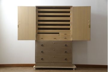 中古　品のある佇まいが魅力的なシンプルなデザインの春日部総桐箪笥(総桐たんす、並厚、四方丸、衣装箪笥、着物箪笥、和タンス、引き出し)(R-079191)
