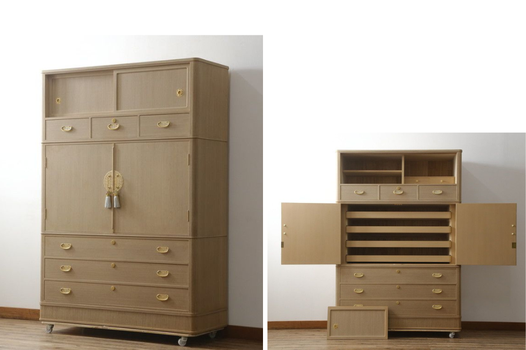 中古　広島・府中家具　日本伝統木芸士　大畠輝登作　備後府中　寿山作　金色の装飾が上品な雰囲気を醸し出す 総桐箪笥　(R-079192)