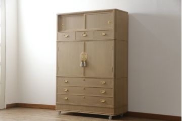 中古　広島・府中家具　日本伝統木芸士　大畠輝登作　備後府中　寿山作　金色の装飾が上品な雰囲気を醸し出す 総桐箪笥(総桐たんす、胴丸、着物たんす、衣装箪笥、和タンス、引き出し、チェスト、バラ売り可能)(R-079192)