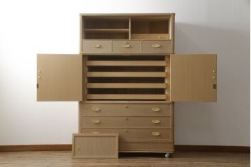 中古　広島・府中家具　日本伝統木芸士　大畠輝登作　備後府中　寿山作　金色の装飾が上品な雰囲気を醸し出す 総桐箪笥(総桐たんす、胴丸、着物たんす、衣装箪笥、和タンス、引き出し、チェスト、バラ売り可能)(R-079192)