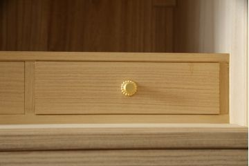中古　広島・府中家具　日本伝統木芸士　大畠輝登作　備後府中　寿山作　金色の装飾が上品な雰囲気を醸し出す 総桐箪笥(総桐たんす、胴丸、着物たんす、衣装箪笥、和タンス、引き出し、チェスト、バラ売り可能)(R-079192)