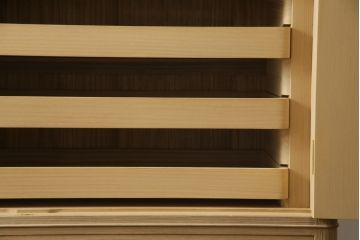 中古　広島・府中家具　日本伝統木芸士　大畠輝登作　備後府中　寿山作　金色の装飾が上品な雰囲気を醸し出す 総桐箪笥(総桐たんす、胴丸、着物たんす、衣装箪笥、和タンス、引き出し、チェスト、バラ売り可能)(R-079192)