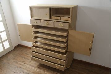 中古　広島・府中家具　日本伝統木芸士　大畠輝登作　備後府中　寿山作　金色の装飾が上品な雰囲気を醸し出す 総桐箪笥(総桐たんす、胴丸、着物たんす、衣装箪笥、和タンス、引き出し、チェスト、バラ売り可能)(R-079192)