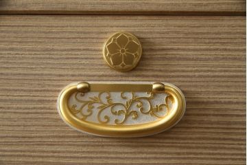 中古　広島・府中家具　日本伝統木芸士　大畠輝登作　備後府中　寿山作　金色の装飾が上品な雰囲気を醸し出す 総桐箪笥(総桐たんす、胴丸、着物たんす、衣装箪笥、和タンス、引き出し、チェスト、バラ売り可能)(R-079192)