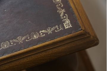 中古　スペイン製　バロッサバレンティ(VARO,S.A. VALENTI)　優雅なフォルムが美しい引き出し付きダイニングテーブル(食卓、4人掛け、6人掛け)(R-079193)