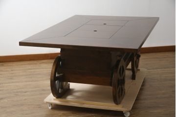 中古　超美品!!　民芸家具　2way ユニークな車輪付きのデザインで和洋どちらの雰囲気も併せ持つ囲炉裏テーブル(長火鉢、木製火鉢、4人掛け、6人掛け、ダイニングテーブル、食卓、座卓、ローテーブル、センターテーブル、リビングテーブル、台車付き)(定価約65万円)(R-079197)