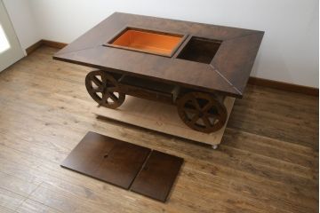 中古　超美品!!　民芸家具　2way ユニークな車輪付きのデザインで和洋どちらの雰囲気も併せ持つ囲炉裏テーブル(長火鉢、木製火鉢、4人掛け、6人掛け、ダイニングテーブル、食卓、座卓、ローテーブル、センターテーブル、リビングテーブル、台車付き)(定価約65万円)(R-079197)