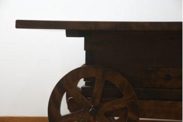 中古　超美品!!　民芸家具　2way ユニークな車輪付きのデザインで和洋どちらの雰囲気も併せ持つ囲炉裏テーブル(長火鉢、木製火鉢、4人掛け、6人掛け、ダイニングテーブル、食卓、座卓、ローテーブル、センターテーブル、リビングテーブル、台車付き)(定価約65万円)(R-079197)