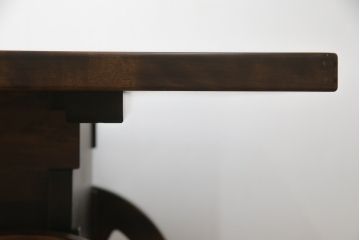 中古　超美品!!　民芸家具　2way ユニークな車輪付きのデザインで和洋どちらの雰囲気も併せ持つ囲炉裏テーブル(長火鉢、木製火鉢、4人掛け、6人掛け、ダイニングテーブル、食卓、座卓、ローテーブル、センターテーブル、リビングテーブル、台車付き)(定価約65万円)(R-079197)