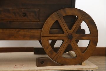 中古　超美品!!　民芸家具　2way ユニークな車輪付きのデザインで和洋どちらの雰囲気も併せ持つ囲炉裏テーブル(長火鉢、木製火鉢、4人掛け、6人掛け、ダイニングテーブル、食卓、座卓、ローテーブル、センターテーブル、リビングテーブル、台車付き)(定価約65万円)(R-079197)