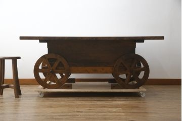 中古　超美品!!　民芸家具　2way ユニークな車輪付きのデザインで和洋どちらの雰囲気も併せ持つ囲炉裏テーブル(長火鉢、木製火鉢、4人掛け、6人掛け、ダイニングテーブル、食卓、座卓、ローテーブル、センターテーブル、リビングテーブル、台車付き)(定価約65万円)(R-079197)