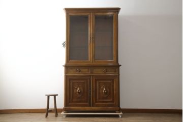 中古　美品!!　スペイン製　バロッサバレンティ(VARO,S.A. VALENTI)　照明付きで大切なコレクションが素敵に飾れるエレガントなデザインのキャビネット(食器棚、カップボード、収納棚、戸棚、飾り棚)(R-079198)