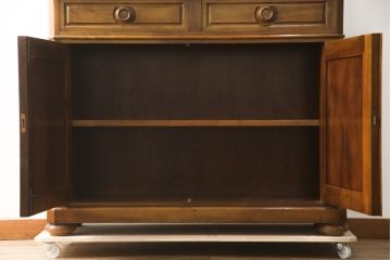中古　美品!!　スペイン製　バロッサバレンティ(VARO,S.A. VALENTI)　照明付きで大切なコレクションが素敵に飾れるエレガントなデザインのキャビネット(食器棚、カップボード、収納棚、戸棚、飾り棚)(R-079198)