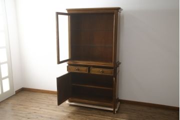 中古　美品!!　スペイン製　バロッサバレンティ(VARO,S.A. VALENTI)　照明付きで大切なコレクションが素敵に飾れるエレガントなデザインのキャビネット(食器棚、カップボード、収納棚、戸棚、飾り棚)(R-079198)