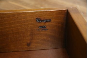 中古　美品!!　スペイン製　バロッサバレンティ(VARO,S.A. VALENTI)　照明付きで大切なコレクションが素敵に飾れるエレガントなデザインのキャビネット(食器棚、カップボード、収納棚、戸棚、飾り棚)(R-079198)