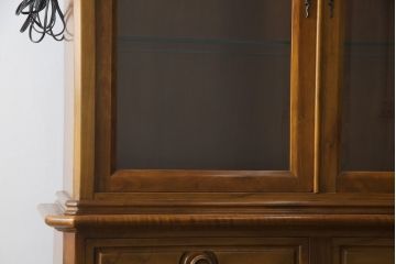 中古　美品!!　スペイン製　バロッサバレンティ(VARO,S.A. VALENTI)　照明付きで大切なコレクションが素敵に飾れるエレガントなデザインのキャビネット(食器棚、カップボード、収納棚、戸棚、飾り棚)(R-079198)