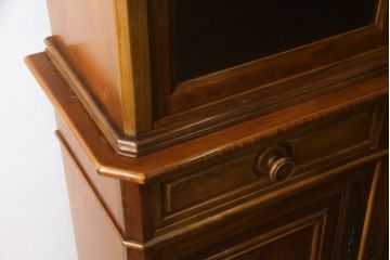 中古　美品!!　スペイン製　バロッサバレンティ(VARO,S.A. VALENTI)　照明付きで大切なコレクションが素敵に飾れるエレガントなデザインのキャビネット(食器棚、カップボード、収納棚、戸棚、飾り棚)(R-079198)
