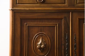 中古　美品!!　スペイン製　バロッサバレンティ(VARO,S.A. VALENTI)　照明付きで大切なコレクションが素敵に飾れるエレガントなデザインのキャビネット(食器棚、カップボード、収納棚、戸棚、飾り棚)(R-079198)