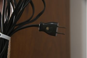 中古　美品!!　スペイン製　バロッサバレンティ(VARO,S.A. VALENTI)　照明付きで大切なコレクションが素敵に飾れるエレガントなデザインのキャビネット(食器棚、カップボード、収納棚、戸棚、飾り棚)(R-079198)