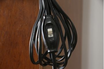 中古　美品!!　スペイン製　バロッサバレンティ(VARO,S.A. VALENTI)　照明付きで大切なコレクションが素敵に飾れるエレガントなデザインのキャビネット(食器棚、カップボード、収納棚、戸棚、飾り棚)(R-079198)