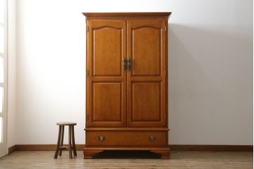 中古　美品　横浜ダニエル(daniel)　横浜クラシック家具　アーリーアメリカン　A-101洋服タンス　明るい木色と気品ある佇まいが魅力のワードローブ(収納棚、戸棚、キャビネット)(定価約115万円)(R-079199)