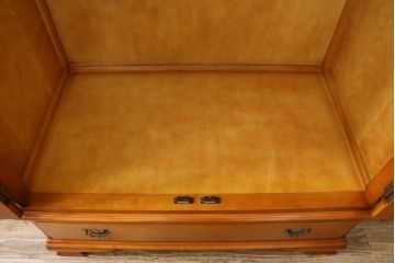 中古　美品　横浜ダニエル(daniel)　横浜クラシック家具　アーリーアメリカン　A-101洋服タンス　明るい木色と気品ある佇まいが魅力のワードローブ(収納棚、戸棚、キャビネット)(定価約115万円)(R-079199)