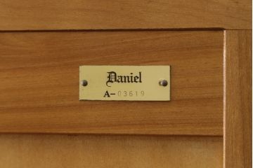 中古　美品　横浜ダニエル(daniel)　横浜クラシック家具　アーリーアメリカン　A-101洋服タンス　明るい木色と気品ある佇まいが魅力のワードローブ(収納棚、戸棚、キャビネット)(定価約115万円)(R-079199)