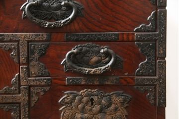 和製ビンテージ　熊野洞　意匠を凝らした手打ち金具が魅力的な小箪笥(仙台箪笥、収納箪笥、和たんす、整理タンス、引き出し、ヴィンテージ)(R-079200)