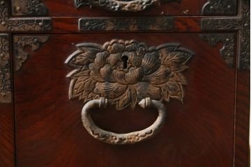 和製ビンテージ　熊野洞　意匠を凝らした手打ち金具が魅力的な小箪笥(仙台箪笥、収納箪笥、和たんす、整理タンス、引き出し、ヴィンテージ)(R-079200)