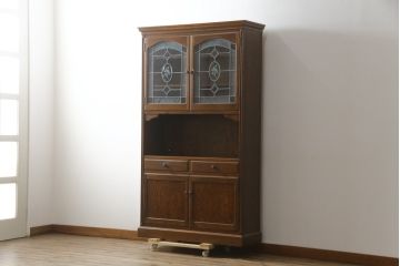 中古　三越家具(現カントリーハウス)　Brugge(ブルージュ)　プロパティ　ステンドグラスが上品な印象を深めるキャビネット(食器棚、カップボード、収納棚、戸棚、飾り棚)(R-079201)