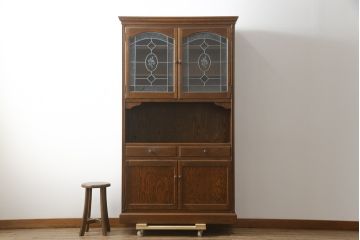中古　三越家具(現カントリーハウス)　Brugge(ブルージュ)　プロパティ　ステンドグラスが上品な印象を深めるキャビネット(食器棚、カップボード、収納棚、戸棚、飾り棚)(R-079201)