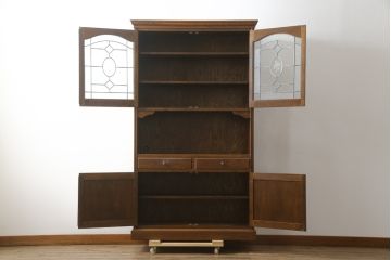中古　三越家具(現カントリーハウス)　Brugge(ブルージュ)　プロパティ　ステンドグラスが上品な印象を深めるキャビネット(食器棚、カップボード、収納棚、戸棚、飾り棚)(R-079201)