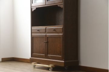中古　三越家具(現カントリーハウス)　Brugge(ブルージュ)　プロパティ　ステンドグラスが上品な印象を深めるキャビネット(食器棚、カップボード、収納棚、戸棚、飾り棚)(R-079201)