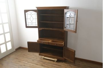 中古　三越家具(現カントリーハウス)　Brugge(ブルージュ)　プロパティ　ステンドグラスが上品な印象を深めるキャビネット(食器棚、カップボード、収納棚、戸棚、飾り棚)(R-079201)