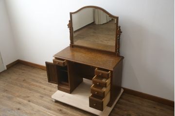 中古　三越家具(現カントリーハウス)　Brugge(ブルージュ)　オーク材　クラシカルな雰囲気漂うドレッサーとチェアのセット(化粧台、鏡台、ミラー、イス、椅子)(R-079202)