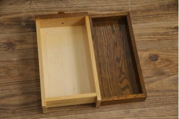 中古　三越家具(現カントリーハウス)　Brugge(ブルージュ)　オーク材　クラシカルな雰囲気漂うドレッサーとチェアのセット(化粧台、鏡台、ミラー、イス、椅子)(R-079202)