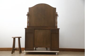 中古　三越家具(現カントリーハウス)　Brugge(ブルージュ)　オーク材　クラシカルな雰囲気漂うドレッサーとチェアのセット(化粧台、鏡台、ミラー、イス、椅子)(R-079202)