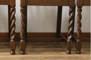 イギリスアンティーク　オーク材　ツイストレッグがクラシカルでおしゃれな雰囲気を醸し出すダイニングチェア4脚セット(アームレスチェア、椅子、イス、英国、バラ売り可能)(R-079209)
