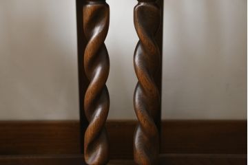 イギリスアンティーク　オーク材　ツイストレッグがクラシカルでおしゃれな雰囲気を醸し出すダイニングチェア4脚セット(アームレスチェア、椅子、イス、英国、バラ売り可能)(R-079209)