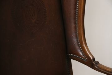 イギリスアンティーク　本革(レザー)　クラシカルな上品さと格好良さを併せ持つウイングバックチェア(アームチェア、サロンチェア、ハイバックチェア、椅子、イス、英国)(R-079210)