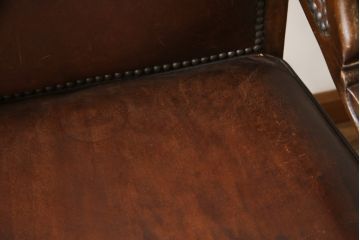 イギリスアンティーク　本革(レザー)　クラシカルな上品さと格好良さを併せ持つウイングバックチェア(アームチェア、サロンチェア、ハイバックチェア、椅子、イス、英国)(R-079210)