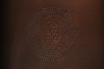 イギリスアンティーク　本革(レザー)　クラシカルな上品さと格好良さを併せ持つウイングバックチェア　(R-079210)