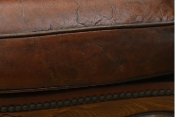 イギリスアンティーク　本革(レザー)　クラシカルな上品さと格好良さを併せ持つウイングバックチェア　(R-079210)