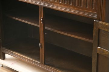 イギリスビンテージ　オーク材　手仕事らしい趣が感じられる彫刻と丁番のデザインが素敵なカップボード(キャビネット、食器棚、戸棚、収納棚、飾り棚、ヴィンテージ、英国)(R-079212)