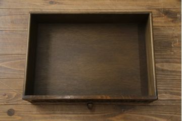 イギリスビンテージ　オーク材　手仕事らしい趣が感じられる彫刻と丁番のデザインが素敵なカップボード(キャビネット、食器棚、戸棚、収納棚、飾り棚、ヴィンテージ、英国)(R-079212)