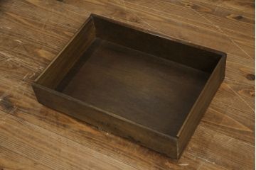 イギリスビンテージ　オーク材　手仕事らしい趣が感じられる彫刻と丁番のデザインが素敵なカップボード(キャビネット、食器棚、戸棚、収納棚、飾り棚、ヴィンテージ、英国)(R-079212)