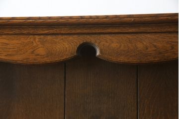 イギリスビンテージ　オーク材　手仕事らしい趣が感じられる彫刻と丁番のデザインが素敵なカップボード(キャビネット、食器棚、戸棚、収納棚、飾り棚、ヴィンテージ、英国)(R-079212)