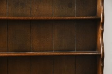 イギリスビンテージ　オーク材　手仕事らしい趣が感じられる彫刻と丁番のデザインが素敵なカップボード(キャビネット、食器棚、戸棚、収納棚、飾り棚、ヴィンテージ、英国)(R-079212)