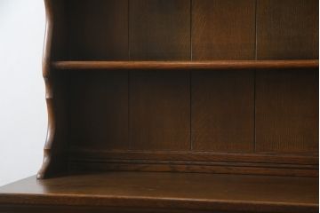 イギリスビンテージ　オーク材　手仕事らしい趣が感じられる彫刻と丁番のデザインが素敵なカップボード(キャビネット、食器棚、戸棚、収納棚、飾り棚、ヴィンテージ、英国)(R-079212)
